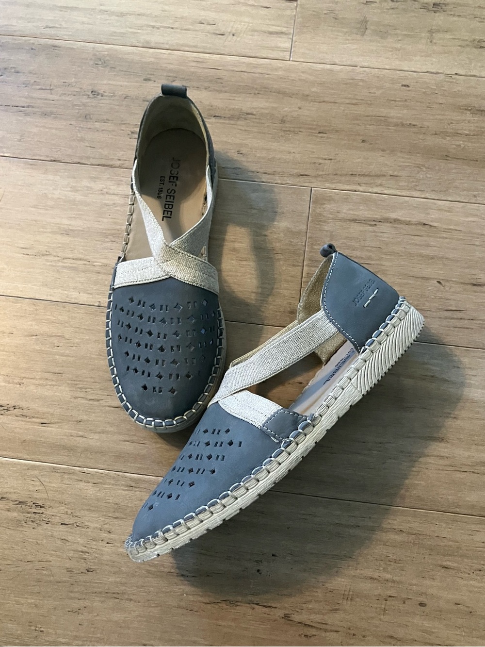Josef Seibel German leather grey/beige women’s flat sandals. Size 38/7.5